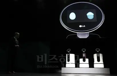 LG전자는 지난 1월 세계 최대 규모 가전·IT 박람회 ‘CES(Consumer Electronics Show) 2018’에서 인공지능(AI) 로봇인 ‘클로이(CLOi)’​를 공개했다. 사진=연합뉴스