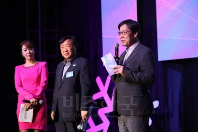 포스코가 지난해 10월 28일 포스코센터에서 ‘2018 평창동계올림픽 성공기원 포스코콘서트’​를 열었다. 권오준 포스코 회장(마이크를 든 사람)이 인사말을 하고 있다. 사진=포스코 제공