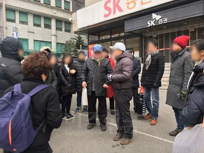 서울 서초구 방배동 ‘양지회’ 건물 앞에서 ‘MB로드’ 참가자들이 한종수 작가의 설명을 듣고 있다. 사진=김상훈 기자