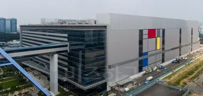 지난해 11월부터 가동을 시작한 S3 라인은 기흥캠퍼스의 S1, 미국 오스틴의 S2 라인에 이은 삼성전자의 세 번째 파운드리 팹이다. 사진=삼성전자 제공