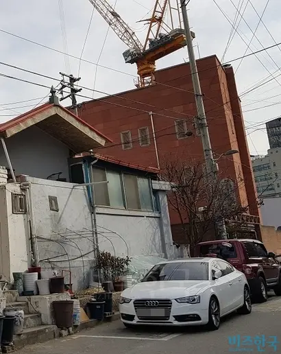 카카오 계열회사 제이오에이치가 지난해 H 호텔 이외에 뒤편의 오래된 주택도 함께 매입한 것으로 확인됐다. 사진=봉성창 기자