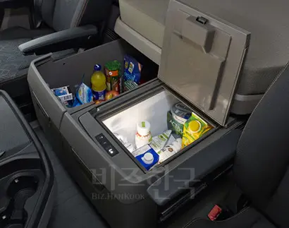 ‘올 뉴 스카니아’ 실내에 마련된 간이침대(위), 냉장보관함(아래). 사진=스카니아코리아