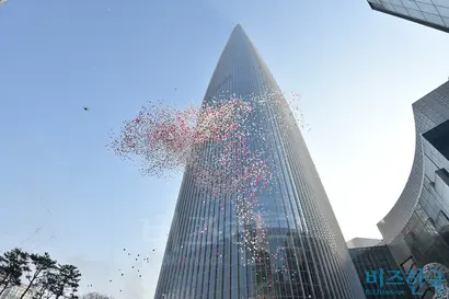 지난해 4월 오픈한 롯데월드타워 전경. 사진=최준필 기자