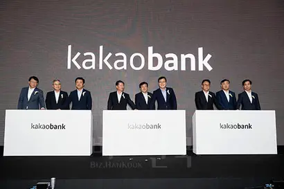 지난해 4월 3일 ‘케이뱅크’(위), 7월 27일 ‘카카오뱅크’(아래)가 출범했지만, 인터넷전문은행 관련 법안은 1년째 국회 내에서 논의되지 않고 있다. 사진=케이뱅크·카카오뱅크