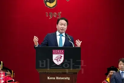 고려대학교 졸업식에서 축사를 하고 있는 최태원 SK그룹 회장. 사진=최준필 기자
