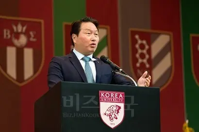 최 회장은 이날 졸업식 축사에서 자신의 어두운 과거까지도 언급하며 솔직하고 유쾌하게 연설을 이어나갔다. 사진=최준필 기자