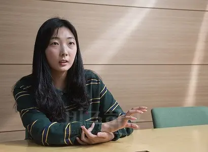 한때 하루 평균 방문자가 7000명에 달했던 패션 '파워블로거' 신민정 대표. 무명 디자이너의 고충을 듣고 마음이 움직였다. 사진=이종현 기자