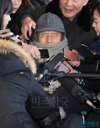 국정원으로부터 억대 자금을 수수한 혐의를 받고 있는 이명박 전 대통령의 친형 이상득 전 새누리당 의원이 피의자 신분으로 조사를 받기 위해 1월 26일 서울중앙지방검찰청으로 출석했다. 사진=최준필 기자