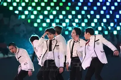 엑소 카이가 등장하며 나온 꽹과리 선율은 방송으로는 감흥이 덜 했을 수 있다. 사실 스타디움에서도 그다지 별로였을 수 있다. 꽹과리는 너무 가깝지도 멀지도 않은, 30m 정도 거리에서 가장 효과적으로 와 닿는 악기이기 때문이다. 사진=2018평창사진공동취재단