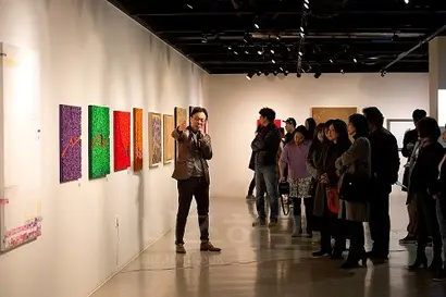 “여러분, 추상화를 보고 아무 것도 못 느낀다고 걱정하지 마세요. 저도 아무 것도 못 느낄 때도 있어요.” 전준엽 비즈한국 아트에디터가 친근한 말로 작품을 설명하고 있다. 사진=이종현 기자