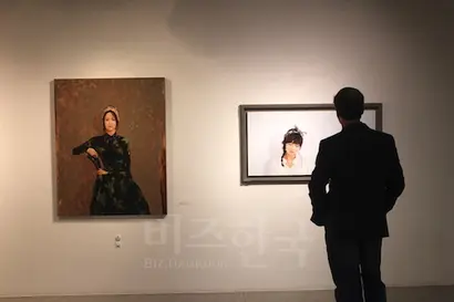 전시회에 걸린 그림을 둘러보고 있는 관람객 모습. 사진=박현광 기자