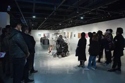 입으로 그림을 그리고 있는 박정 작가를 둘러싼 관람객들은 사진과 동영상을 찍으며 연신 감탄을 쏟아냈다. 사진=이종현 기자