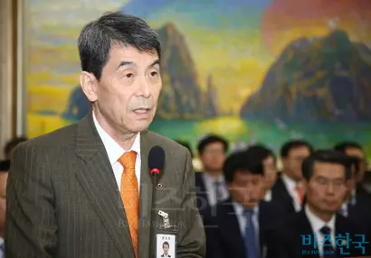 지난 2월 27일 국회에서 열린 정무위원회 전체회의에서 이동걸 산업은행 회장이 업무보고 하고 있다. 사진=박은숙 기자