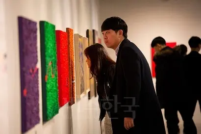 관람객들이 김경아 작가의 작품을 유심히 보고 있다. 사진=이종현 기자