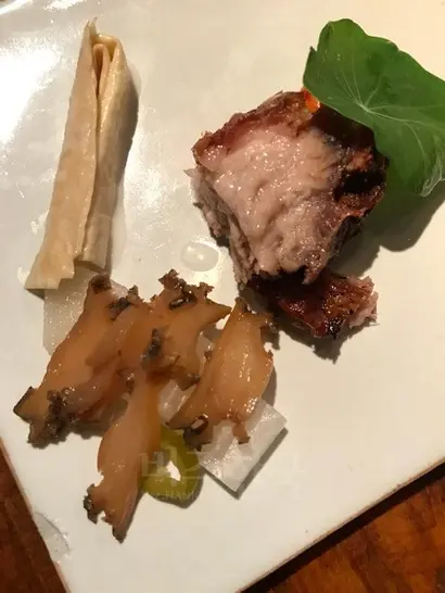 차려낸 음식 중 하나였던 돼지고기 요리. 껍질을 바삭바삭하게 구운 제주 흑돼지 오겹살에 동치미 무와 전복장, 두유피, 그리고 갈치속젓을 곁들여 냈다. 사진=이해림 제공