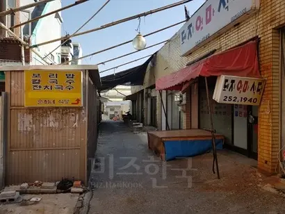 시장 골목 따라 늘어섰던 가게들이 문을 닫았다. 보리밥집을 운영하는 엄 아무개 씨는 “장사가 안 되는데 세를 올리니까 아무도 못 버티고 다 나갔다. 예전에는 이 골목이 사람으로 복작복작했다”고 전했다. 사진=박현광 기자