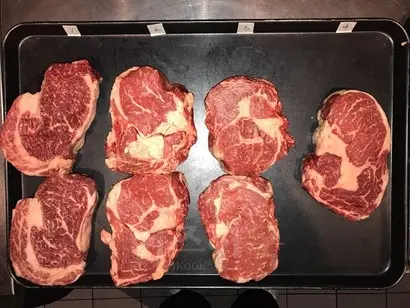 블라인드 방식으로 맛을 본 소고기. 왼쪽부터 한우 암소 1+, 호주산 곡물 100일, 미국산 프라임, 호주산 와규. 사진=이해림 제공