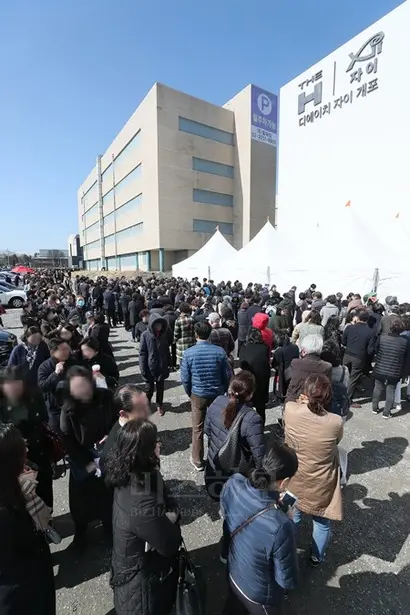 ‘디에이치 자이 개포’ 모델하우스가 문을 연 지난 16일 오전 서울 서초구 양재동 화물터미널 부지에 방문객이 줄지어 서 있다. 사진=연합뉴스