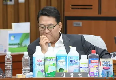 신창현 의원이 2016년 8월 18일 국회에서 열린 ‘가습기살균제 사고 진상규명과 피해구제 및 재발방지 대책 마련을 위한 국정조사특별위원회’ 위원에 출석했다. 사진=박은숙 기자
