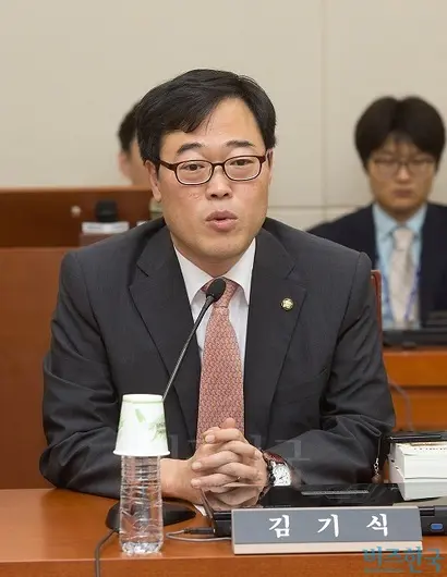 김기식 더미래연구소장이 차기 금융감독원장으로 내정됐다. 사진은 김 내정자가 의원 시절인 2014년 국회에서 열린 정무위원회에 참석해 인사말을 하는 모습. 사진=이종현 기자