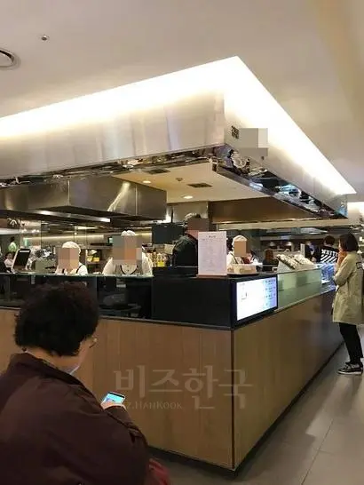 현대백화점 압구정본점 지하 1층에 현재 입점해 있는 모 김밥집 전경. 사진=이해림 제공