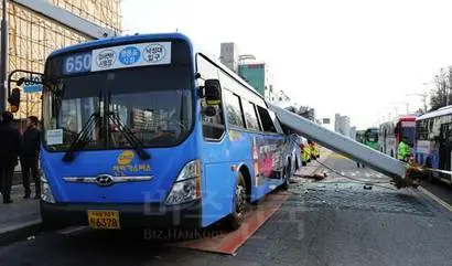 지난해 12월 28일 서울시 강서구 등촌동의 한 공사 현장에서 크레인이 전복해 650번 시내버스를 덮쳤고, 이 사고로 인해 승객 1명이 사망하고, 16명이 부상을 입었다. 사진=연합뉴스