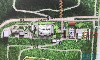 마포구 상암동 월드컵공원 내 위치한 상암 수소스테이션. 공원 입구에 마련된 위성지도 안내 표지판에 조그맣게 수소스테이션이라고 표시돼 있다. 사진=김상훈 기자