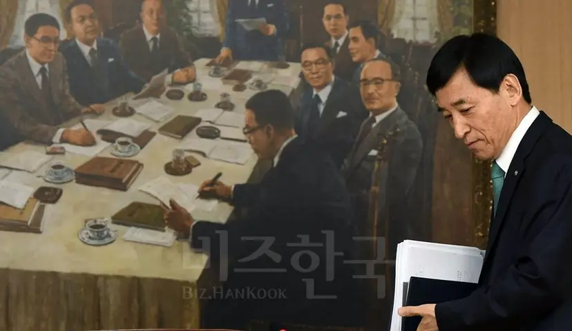 현행과 같은 ‘물가안정 목표제’를 앞으로 계속 유지할 것인지에 대해 본격적인 검토가 필요한 시점이다. 지난 12일 이주열 한국은행 총재가 금통위 회의장에 입장하는 모습. 사진=연합뉴스