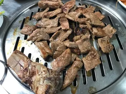 보드랍게 녹아내리는 돼지갈비. 갈빗대에 붙은 근막에 칼집을 내놔서 먹기도 편하다. 그냥 하던 대로 꾸역꾸역 하다 보니 내공이 쌓였다. 사진=이해림 제공