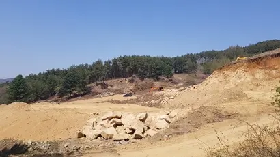 정윤회 씨는 강원도 횡성군 둔내면 삽교리 일대의 땅을 매입했고, 이 부지에 자신이 살 단독주택과 초지를 만들 예정이다. 현재 배수로 공사가 진행 중이다.  사진=유시혁 기자