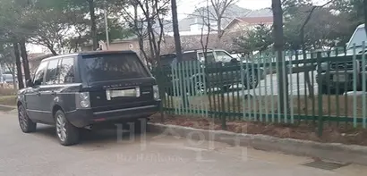 아파트 주민들에 따르면 정윤회 씨는 아파트 내 주차공간이 비어있더라도, 항상 아파트 외부에 자신의 차량을 주차한다고 한다. 정윤회 씨의 차량.  사진=유시혁 기자