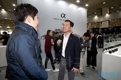 유창한 한국어를 구사하는 오쿠라 키쿠오 소니코리아 사장은 평소 한국인 직원과 스스럼 없이 의견을 주고받는다. 사진=이종현 기자