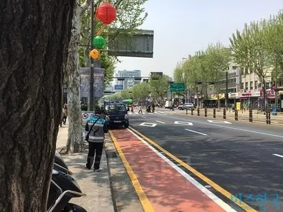 종로 4가 일부 구간부터 자전거 전용차로가 끝나는 종로6가까지는 물건을 상하차하는 트럭을 빈번하게 볼 수 있었다. 계도원은 어떤 조치도 취하지 않았다. 사진=김상훈 기자