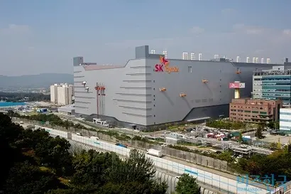 SK하이닉스는 도시바 메모리반도체 사업부 인수를 위한 컨소시엄에 3950억 엔(약 3조 8660억 원)을 투자했다. 사진은 경기도 이천시에 위치한 SK하이닉스 건물. 사진=고성준 기자