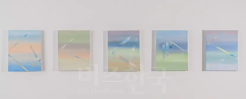 window seat: 42x32cm(each) Oil on canvas 2017