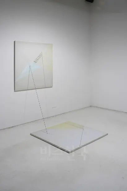 Reconstructing Space: 115x115cm(each) Oil on canvas, thread(installation view) 2016