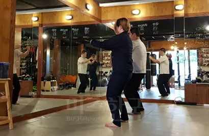 체육관에서 수련하는 모습. “무술을 하다 보면 그 사람 심리가 드러난다”고 한다. 사진=CTOC 제공