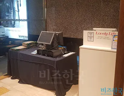 소화기가 설치된 곳이지만 책상이 가로막아 밖에서는 이곳에 소화기가 있는지 알아보기 어렵다. 사진=유시혁 기자