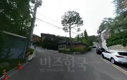 김승연 한화그룹 회장의 가회동 자택 출입구에는 한화에스테이트 소속 경비 인력이 근무를 서고 있으며, 외부인의 김승연 회장 자택 출입을 통제하고 있다. 사진=네이버지도 캡처