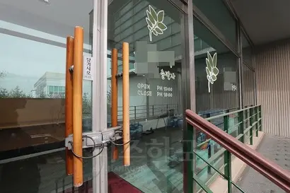 드루킹의 핵심 공범으로 지목된 서유기 박 아무개 씨가 운영하던 인터넷 쇼핑몰 ‘플로랄맘’이 드루킹의 자금원 가운데 하나라는 의혹이 제기됐다. 사진=연합뉴스