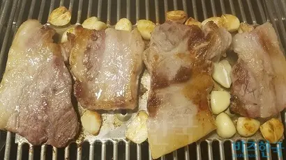 다른 돼지고기와 비계 맛이 다른 진짜 토종 흑돼지. 사진=장예찬 제공