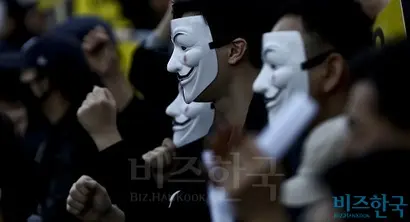 가면을 쓴 ‘을’​들이 거리에 나와 목소리를 높이고 있다. 사진=고성준 기자
