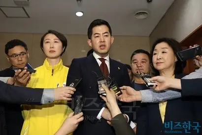 ‘땅콩회항’​ 사건 피해자 박창진 전 대한항공 사무장이 국회에서 ‘대한항공 3세 갑질 비행’ 처벌을 촉구하는 기자회견을 가졌다. 그는 극심한 스트레스로 뒤통수에 악성 종양이 생겼다며 페이스북을 통해 사진을 공개하기도 했다. ​사진=박은숙 기자