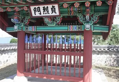 김선경 처 성주이씨 열녀문.  남편이 전쟁터를 나간 중에 왜놈이 손목과 젖가슴을 만지며 희롱하자 이 씨는 손목과 젖가슴을 자르고 자결했다. 유교 문화에선 규정을 잘 따른 ‘아랫사람’에게 그에 맞는 상을 내리기도 했다. 사진=음성문화원