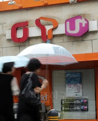 서울 시내 한 휴대폰 판매점 앞을 시민이 지나고 있다. 사진=연합뉴스