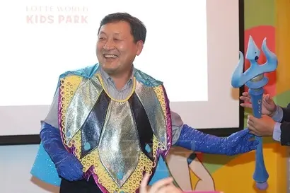 롯데월드 키즈파크 오픈 행사에 인형 의상을 입고 참석한 박동기 대표. 사진=연합뉴스