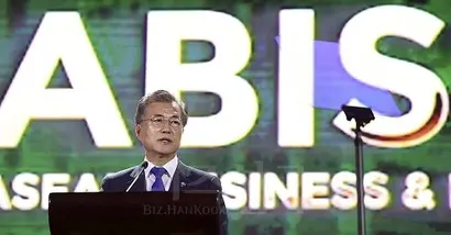 2017년 열린 아세안 기업투자서밋(ABIS)에 특별연설자로 참석해 ‘한-아세안 미래공동체 구상’을 발표하는 문재인 대통령. 사진=청와대 제공