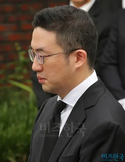 고 구본무 LG그룹 회장의 발인식에서 구광모 LG전자 상무가 고인의 마지막을 배웅하고 있다. 사진=사진공동취재단