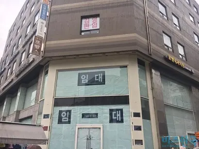 젊음의 거리 초입에 위치한 이 건물 지상 1, 2층은 2016년 12월 청바지 브랜드 뱅뱅이 떠난 뒤 현재까지 빈 상태로 남아있다. 사진=김상훈 기자