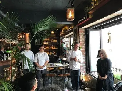 지난 10일 한남동 ‘반’에서 폴란드 음식에 대한 설명 중인 마치에 셰프(오른쪽에서 두 번째). 완쪽의 남성 요리사 둘은 그를 도운 스태프들. 사진=이해림 제공